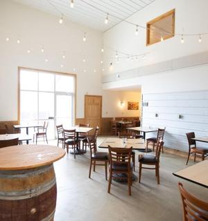 一间有桌椅和大窗户的餐厅