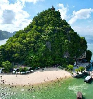 水中有船只和沙滩的岛屿