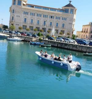 一群人在水中的船里