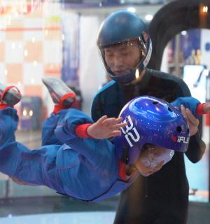 dva mladí chlapci si hrají na hřišti