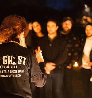 skupina lidí stojících před davem