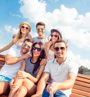 un grup de oameni așezați pe o bancă