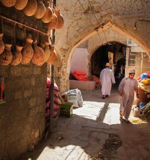 一群男人穿过市场的小巷