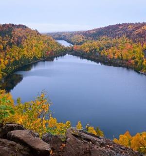 velké jezero uprostřed lesa