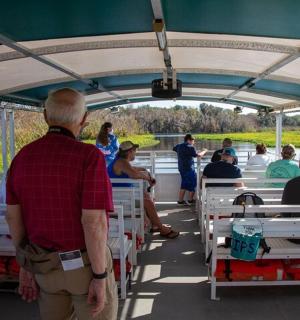 一群人在水中的船上