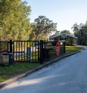 路边有停车标志的黑色栅栏