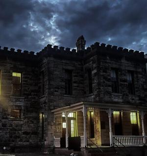 一座亮着灯的老石屋