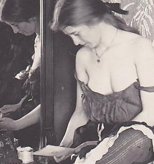 一位身着连衣裙的女士坐在镜子前