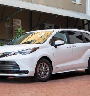 a whiteundai accent car parked in front of a building