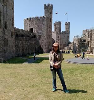 站在城堡前的女人