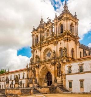 一座顶部有塔楼的古老建筑