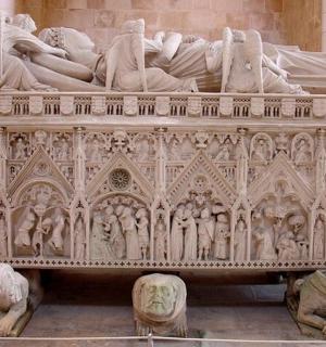 建筑物内的大型大理石雕像,周围有人