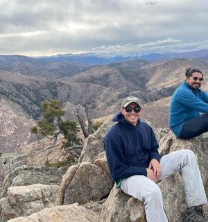 两个男人坐在山顶上