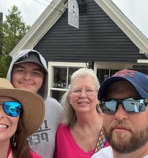 一群人站在房子前面