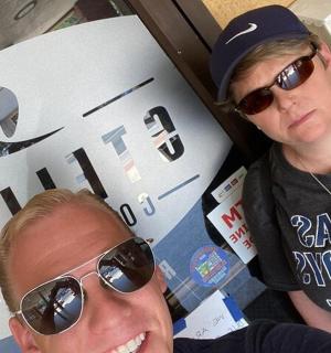 一男一女并排坐着