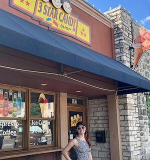 一位女士站在餐厅前