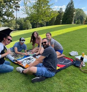 一群人坐在草地上