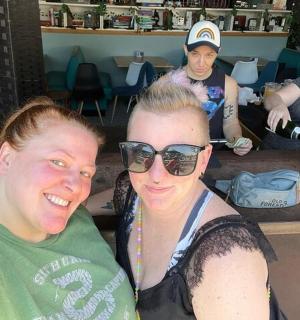 一群人坐在理发店里