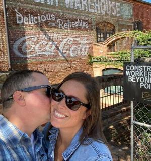 一男一女在一栋建筑前摆姿势拍照