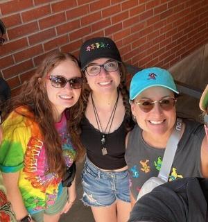 一群人摆姿势拍照