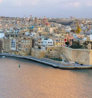 Letecký pohled na město u vody