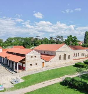 带院子的大楼的鸟瞰图