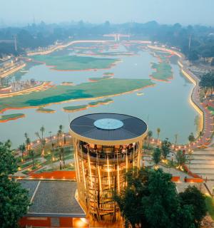 pemandangan bandar dengan sungai dan menara