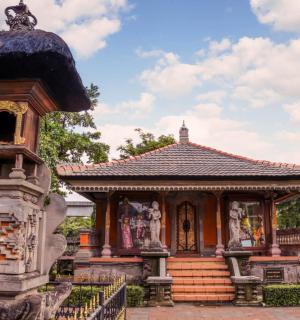 un temple en un parc amb un edifici