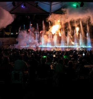 dav lidí sledujících koncert s plameny