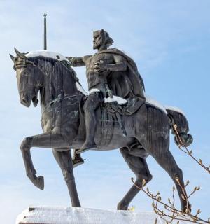 a statue of a man riding a horse