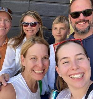 一群人摆姿势拍照