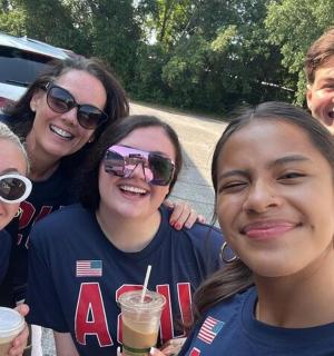 skupina lidí pózujících pro fotografii