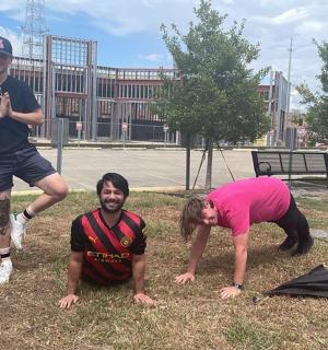 一男一女坐在公园的草地上