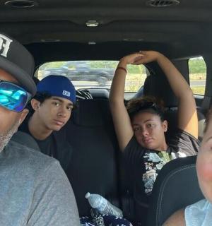 一群人坐在汽车后座