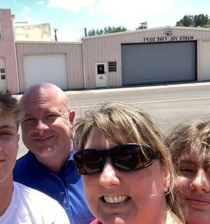 一群人站在一栋建筑物前