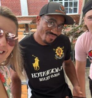 一名女子和两名男子并排站着