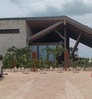 一辆白色货车停在一栋建筑物前