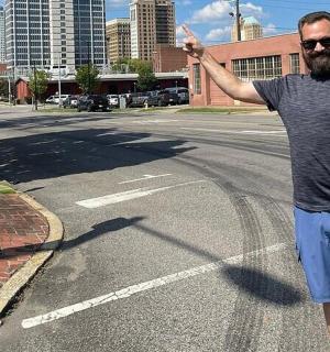 一名男子站在街道中间