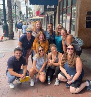 一群人在人行道上摆姿势拍照