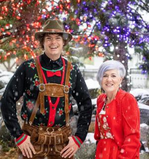 一男一女站在圣诞树前