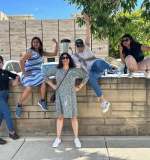 一群人坐在墙上