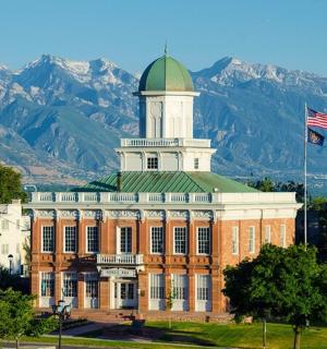 一座顶上有旗帜的大楼