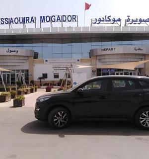 一辆黑色轿车停在医院门前