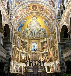 sebuah gereja besar dengan lukisan di siling