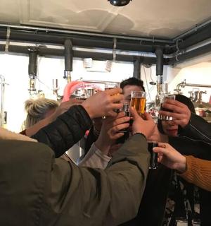 skupina lidí držících sklenice piva