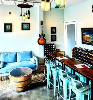 obývací pokoj se stolem, židlemi a pohovkou