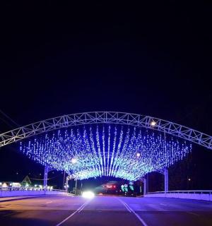 Modrý most s vánočními světly v noci