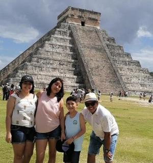 一群人站在金字塔前