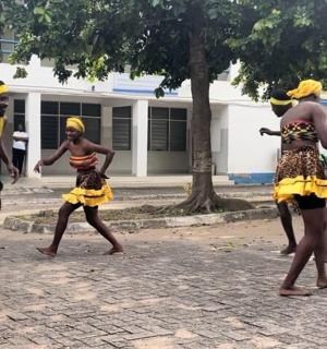 一群妇女在街上跳舞