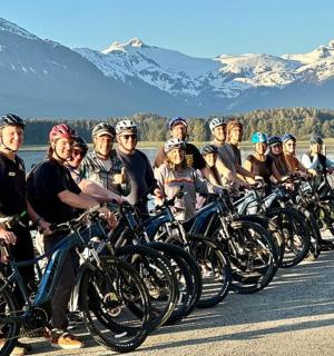 skupina lidí pózujících pro fotografii se svými koly